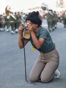エルサレムで過越祭の軍事パレードを撮影するイスラエル人女性。 作： Ted Spiegel