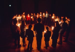 フレンドシップ・サークルで礼拝するユダヤ人青年たち 作： Ted Spiegel