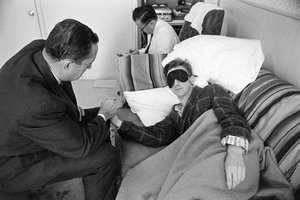精神科患者が精神薬理療法と実験を受ける 作： Ted Spiegel