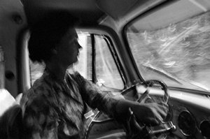 ミルドレッド・クーパーは43歳の祖母で、伐採用トラックの運転手である。 作： Ted Spiegel