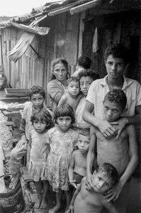 メキシコの小屋の外にいる10人の子供と母親