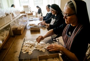聖体拝領ウエハースを作る修道女たち