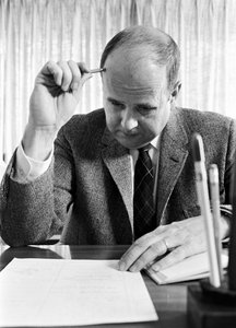 教会のリンカーン・リード牧師が日曜日の説教のメモを書き、編集している。 作： Ted Spiegel