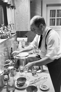 リンカーン・リード牧師、日曜日の夕食後、キッチンで皿洗い 作： Ted Spiegel