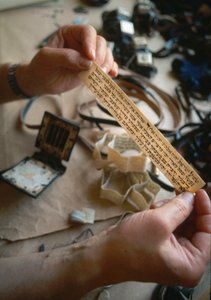 テフィリンの中身をチェックする書記、別名ソファー 作： Ted Spiegel