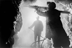 チリのスウェルは、1906年にブラデン銅会社によって設立された企業城下町である。 作： Ted Spiegel