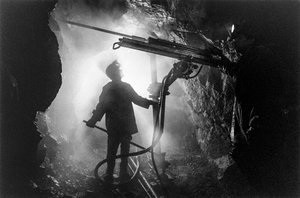 チリのスウェルは、1906年にブラデン銅会社によって設立された企業城下町である。 作： Ted Spiegel