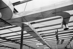 ハンフォード事業所の建設現場での鉄骨と換気ダクト。 作： Ted Spiegel