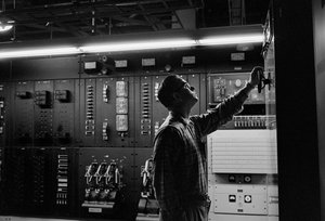 ベリンガムにあるPacTel aka Pacific Telephoneの電話機器メンテナンス... 作： Ted Spiegel