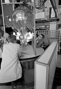 1962年シアトル万博の科学展示に見入る来場者。 作： Ted Spiegel