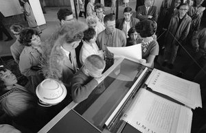 1962年のシアトル万国博覧会で、初期のメインフレームUNIVACコンピューターの展示を見る来場者たち。