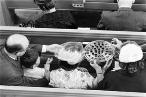 ファースト・コングリゲーショナル・チュウの日曜礼拝で、聖餐式でワインが渡される。 作： Ted Spiegel