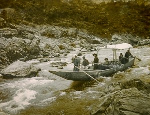 1900～1915年頃、京都・保津川の急流に浮かぶ舟（写真）。