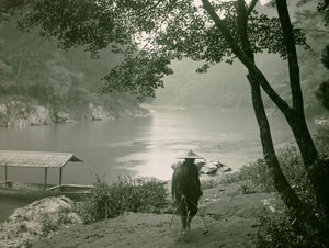 1900～1915年頃、京都・嵐山、保津川沿いの漁師（写真）