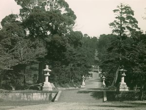 豊臣秀吉の墓に続く石段、京都、1900～1915年頃（写真）。