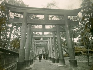 1900～1915年頃、京都稲荷神社の鳥居（写真）