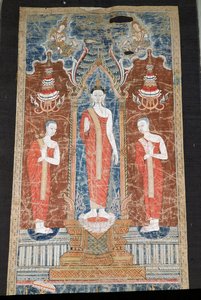 二人の弟子が立っている仏像を描いたバナー、ラタナコシンスタイル（シルク塗装） 作： Thai School