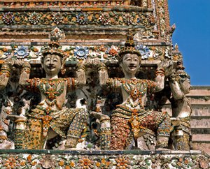 ワットアルン寺院のCCaryatids 作： Thai School