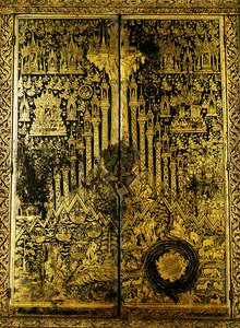 三つの世界」が描かれたキャビネット（金と漆） 作： Thai School