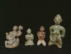 母と子の置物（テラコッタ） 作： Thai School