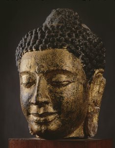 目を閉じた巨大な仏頭、スリビジャヤスタイル