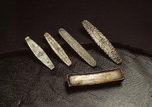 タイ北部のランナー、ラオス（金属）で使用されるサドルのお金 作： Thai School