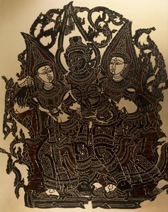 ダサカンタとその妻たちを表現したナンヤイ影絵芝居の場面、革製の彫刻パネル、タイ、タイ文明 作： Thai School