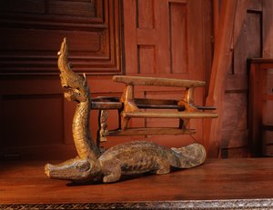 ナガ（木の）の頭を持つワニの形のかせワインダー 作： Thai School