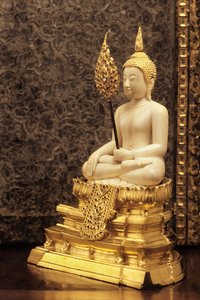 勝利の主（象牙と金） 作： Thai School