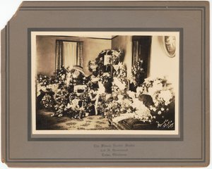 1928 年 9 月、サミュエル M. ジャクソン Jr. の葬儀用フラワーアレンジメントの写真プリント。 作： The Blanch Randle Studio