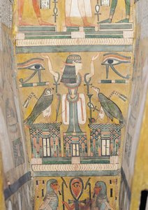 ウェジャトの目と腕を上げた女性を描いたイメネミペットの棺の内部、21〜22王朝（塗装木材）