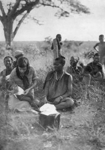 病気の赤ん坊を治療するステラコートトラット、ローデシア南部、ブラワヨからデット、c1924-c1925 1927