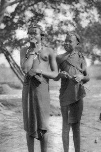鼻と唇に棒を付けた少女、テラケッカ〜スヴェーダン、アウェイル、1925 1927