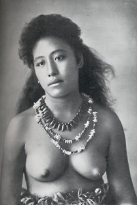 歯と甲羅のネックレスを身に着けたサモアのベル、1902 作： Thomas Andrew