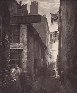 オールド・ヴェンネル、オフ・ハイ・ストリート、1868-1871年（写真） 作： トーマス・アナン