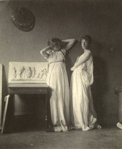 古典的な衣装を着た2人の女性モデルとイーキンズの彫刻「アルカディア」 1883年頃（プラチナ・プリント 作： Thomas Cowperthwait Eakins