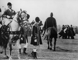 参政権が国会を開くために到着すると、参政権は王を攻撃しようとします、1908 作： Thomas E. and Horace Grant Grant
