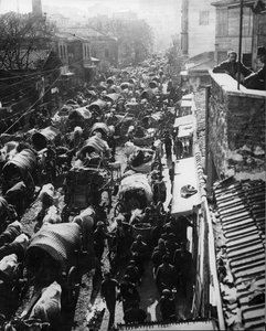 1909年トルコ革命の間にアジアへの船を待つ難民がコンスタンティノープルに流れ込む 作： Thomas E. and Horace Grant Grant