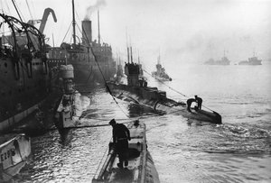 Harwichの船倉を去る潜水艦
