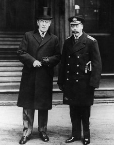 王は1919年12月31日、バッキンガム宮殿の外でウィルソン大統領とポーズをとる