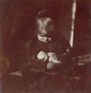 膝の上に人形を持つベティ・レイノルズ、カリフォルニア州。 1885年。 作： Thomas Eakins