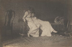 [イーキンズのスタジオでクラシック衣装を着た2人の女子学生]。 作： Thomas Eakins