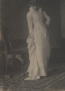 [トーマス・イーキンスのスタジオにある白いレースのボディス ドレスを着た女性]、1880 年代、1880 年代。