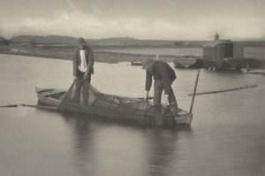 ウナギ網を取る1886年（写真）