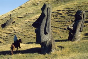 イースター島の火山地帯にあるモアイと呼ばれる一枚岩は、古代の歩哨である。 作： Thomas J. Abercrombie