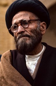 眼鏡をかけターバンを巻いたイランのシーア派聖職者 作： Thomas J. Abercrombie