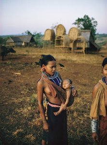 クメール・ロイウの母親とその子供。スリングと伝統的な山岳民族のサロンを身に着けている。