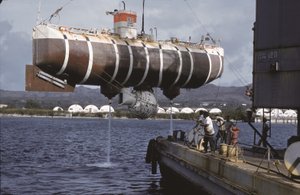 潜水艇トリエステ号、アプラ港、グアム、1960年頃（写真）