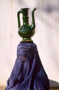 絹のチャドリ（チャドルの覆い）で視界から隠されたカブールの女性が、水差しを運ぶ。 作： Thomas J. Abercrombie
