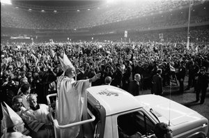 ローマ教皇ヨハネ・パウロ2世、ヤンキースタジアムで初の米国訪問 作： トーマス・J・オハロラン